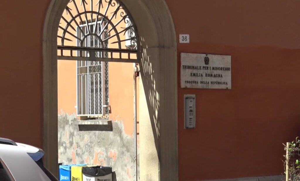 Fa pipì nel cortile del Tribunale per i Minorenni