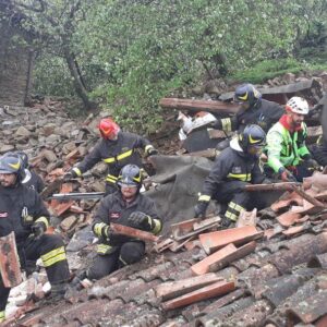 Maltempo killer: frana fa crollare abitazione, un morto