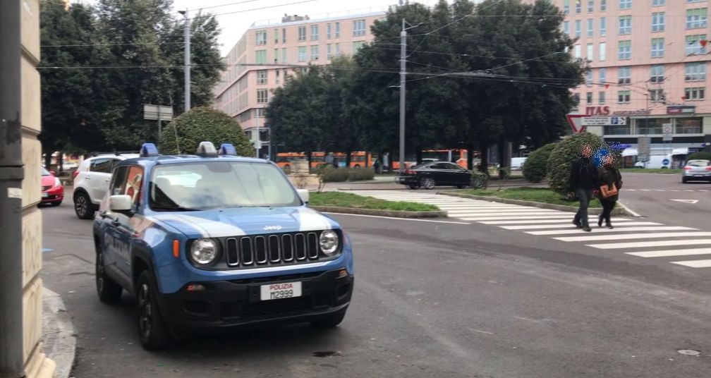 Mi fai fare una telefonata? E viene preso a bottigliate