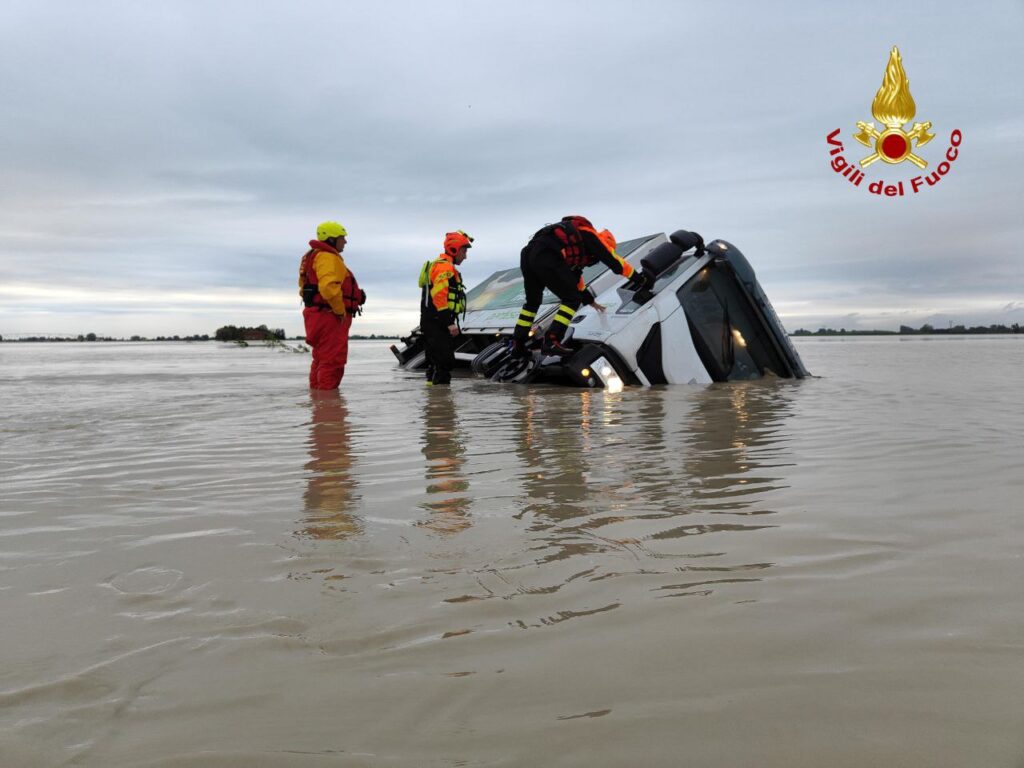 A Medicina soccorsi automobilisti bloccati da esondazione