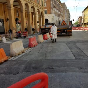 Riapre via Saffi: resta il fiume di polemiche