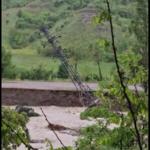 A causa della piena crolla un traliccio in Valsamoggia