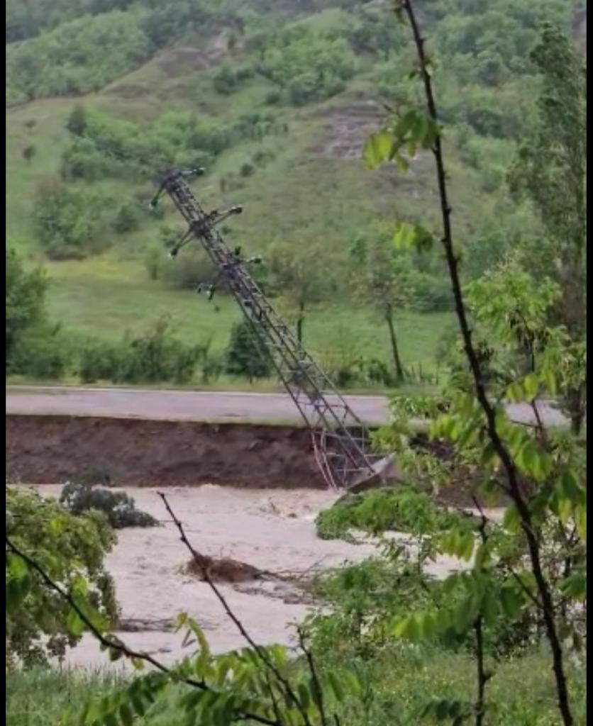 A causa della piena crolla un traliccio in Valsamoggia