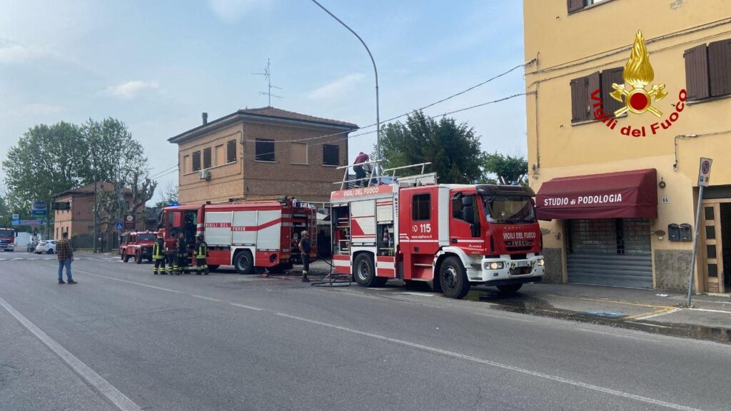 A Bazzano brucia un magazzino