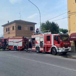 A Bazzano brucia un magazzino