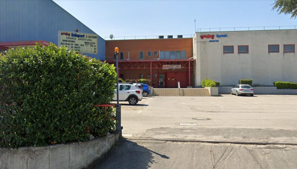 Lanciano sassi contro sala bowling, 7 minori denunciati