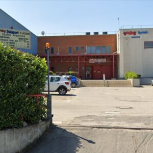 Lanciano sassi contro sala bowling, 7 minori denunciati