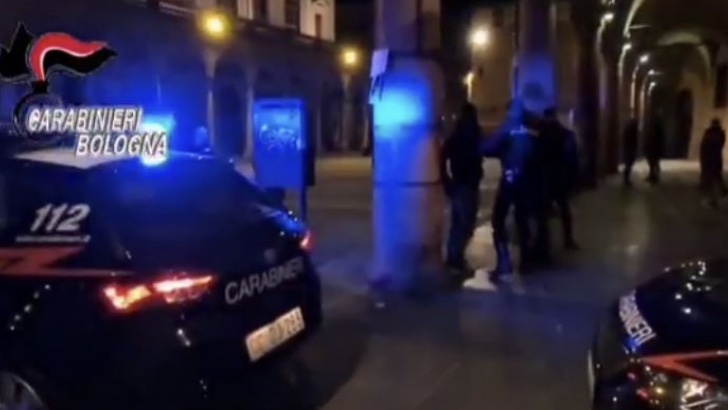 Ruba il cellulare a una ragazza, inseguito e denunciato