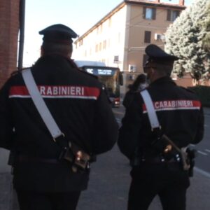 San Lazzaro: picchia la madre e il fratellino