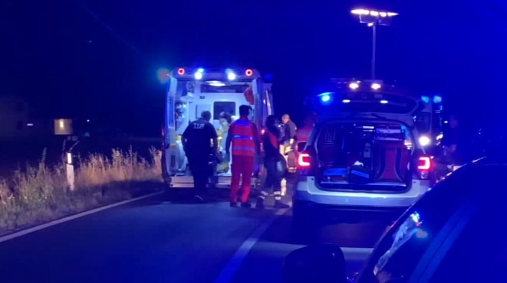 Auto fuori strada a Imola, un morto e due feriti