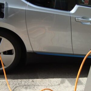 Ricarica l’auto abusivamente, denunciato