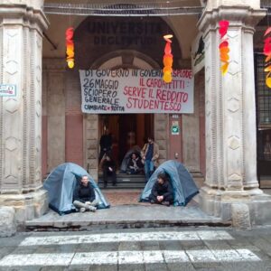 Caro affitti: studenti montano tende davanti al Rettorato