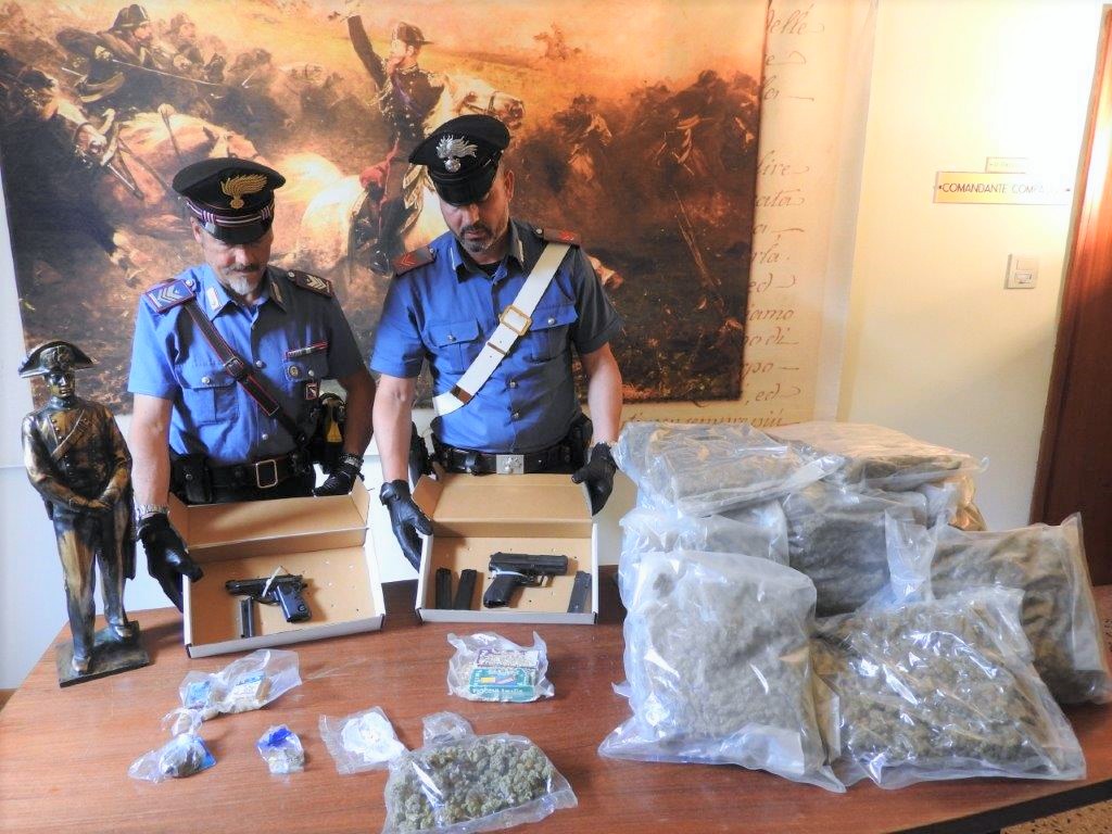 Droga e armi fra la casa e il garage, 25enne arrestato