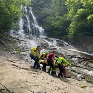 Cade in escursione, ferita bolognese