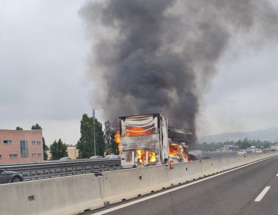 Camion in fiamme sulla A14 a Casalecchio, nessun ferito