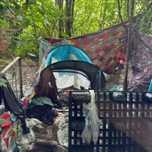 Accampati abusivamente in un’area della Fiera, denunciati. Uno era anche in possesso di droga