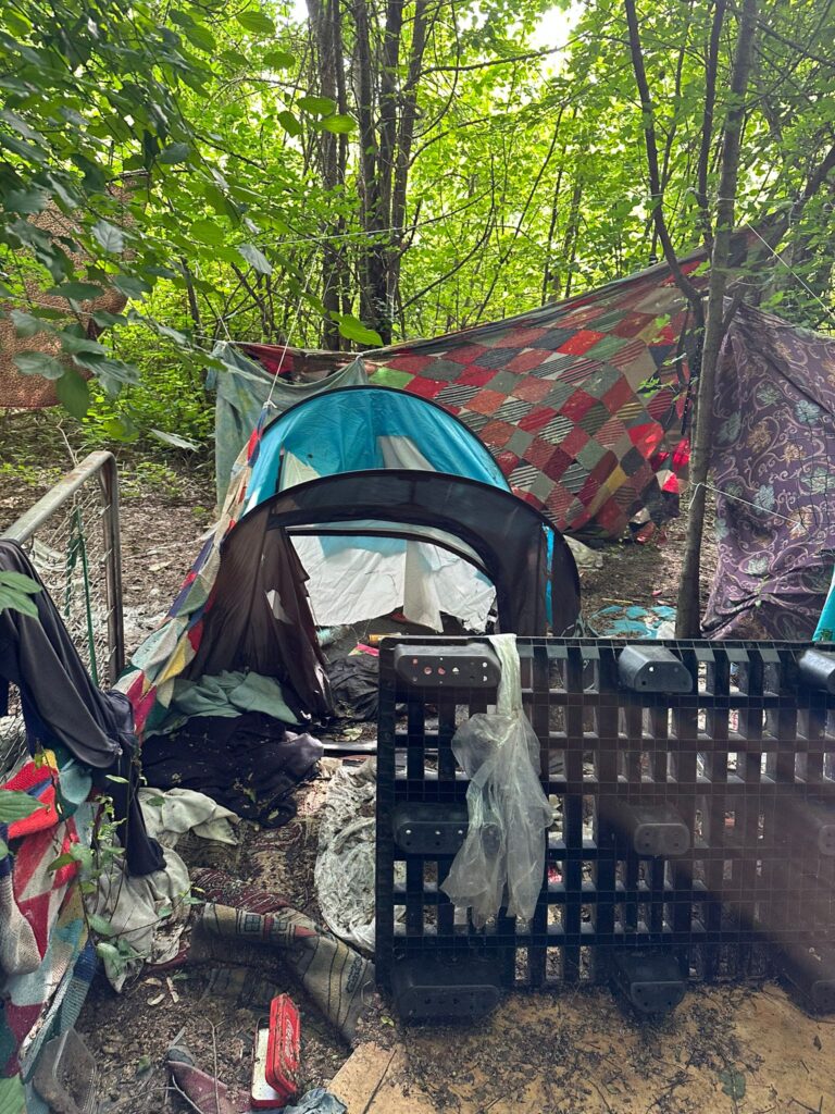 Accampati abusivamente in un’area della Fiera, denunciati. Uno era anche in possesso di droga