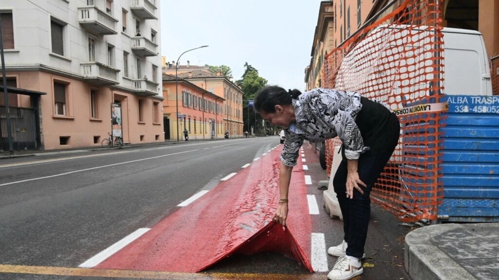 In via Saragozza la vernice rossa dura un giorno