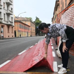 In via Saragozza la vernice rossa dura un giorno