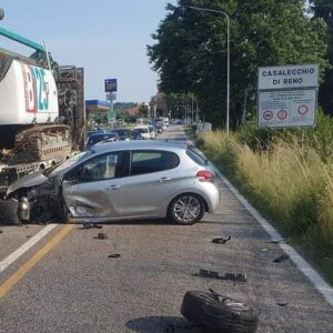 Scontro fra un’auto e un camion sulla Porrettana a Casalecchio
