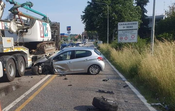 Scontro fra un’auto e un camion sulla Porrettana a Casalecchio