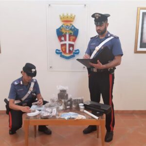 Spaccio di famiglia: madre e figlio arrestati con 8 kg di hascisc