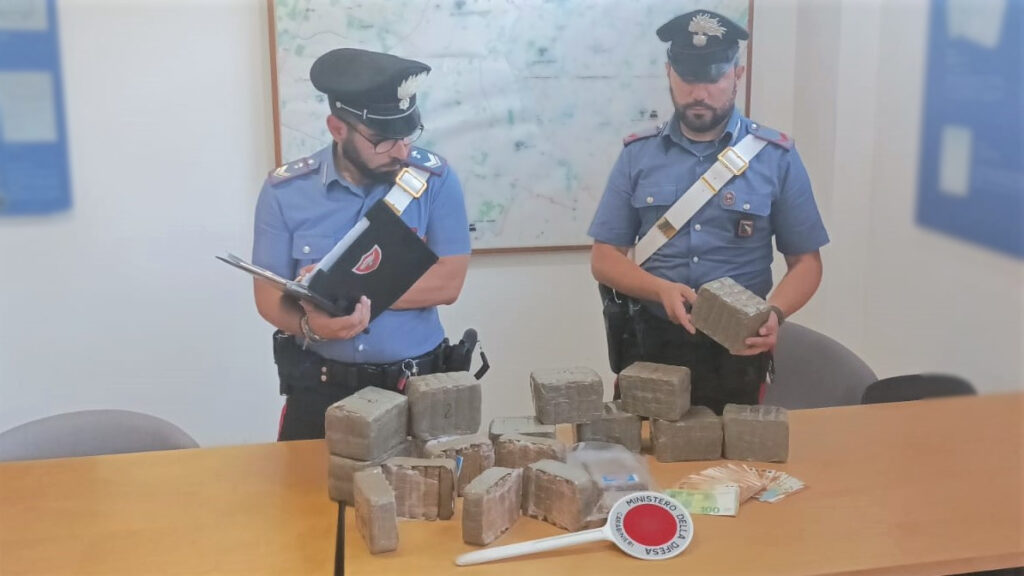 Avevano 15 kg di droga in casa. Due marocchini in manette