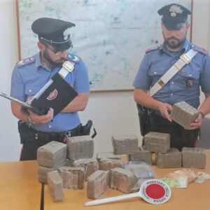Avevano 15 kg di droga in casa. Due marocchini in manette