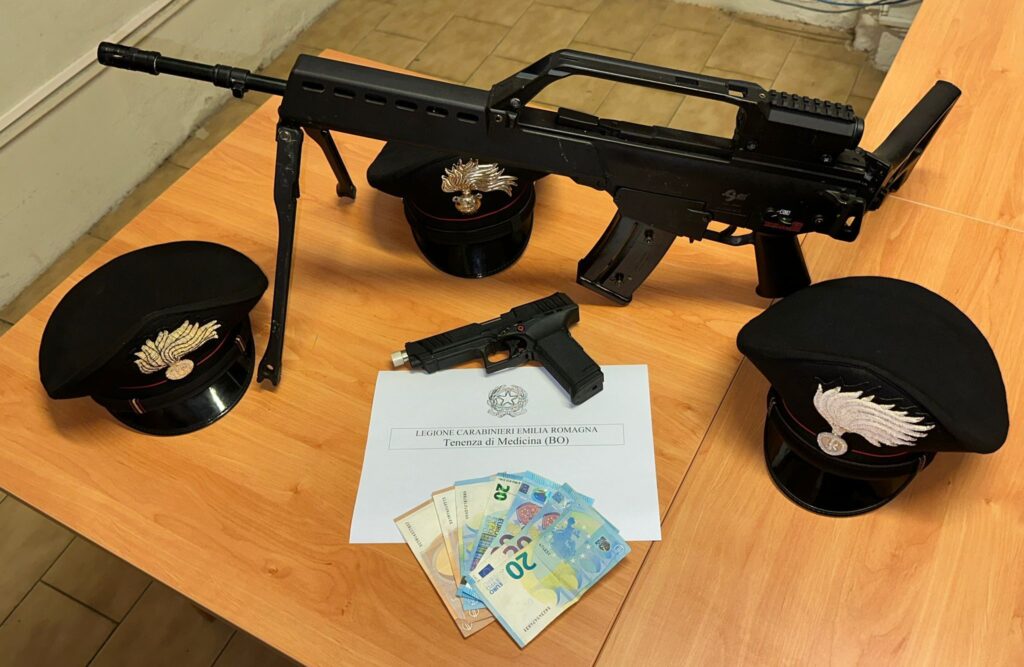 Con fucile e pistola giocattolo rapinano un anziano disabile