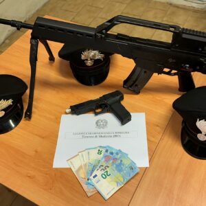 Con fucile e pistola giocattolo rapinano un anziano disabile