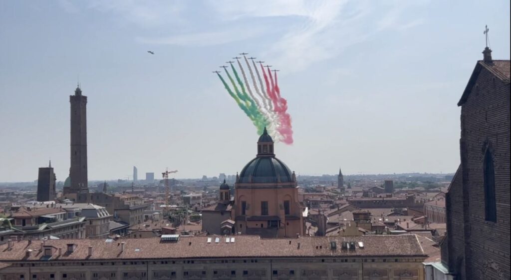 Ore 10:31 le Frecce Tricolori volano su Bologna