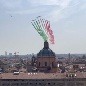 Ore 10:31 le Frecce Tricolori volano su Bologna