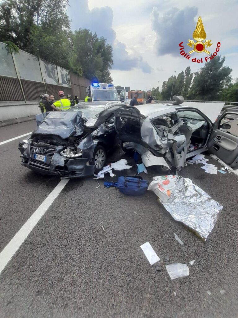 Schianto in tangenziale, coinvolti anche due bambini