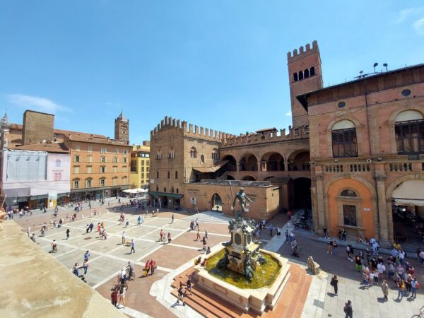 Casa, l’appello all’UE dei comuni di Bologna e Milano