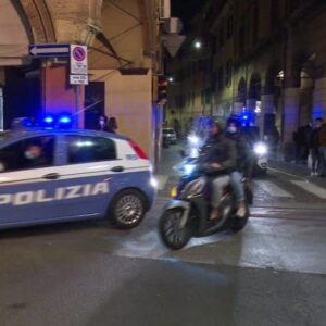 Studentessa presa a pugni e rapinata in Piazza Aldrovandi
