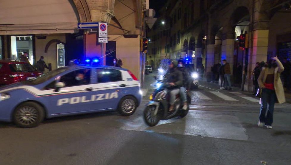 Studentessa presa a pugni e rapinata in Piazza Aldrovandi