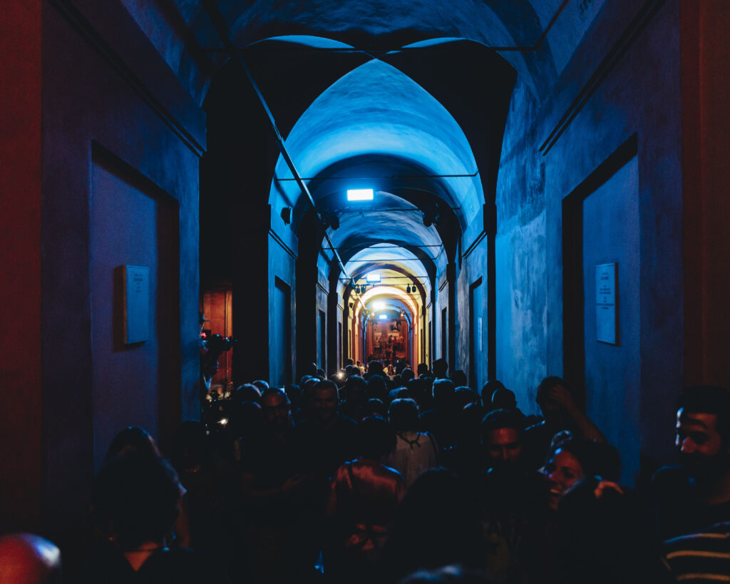 Troppa gente per il portico illuminato. Il Comune chiude via di San Luca