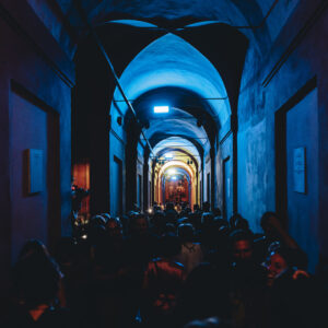 Troppa gente per il portico illuminato. Il Comune chiude via di San Luca