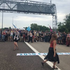 Attivisti per l’ambiente bloccano la tangenziale di Bologna