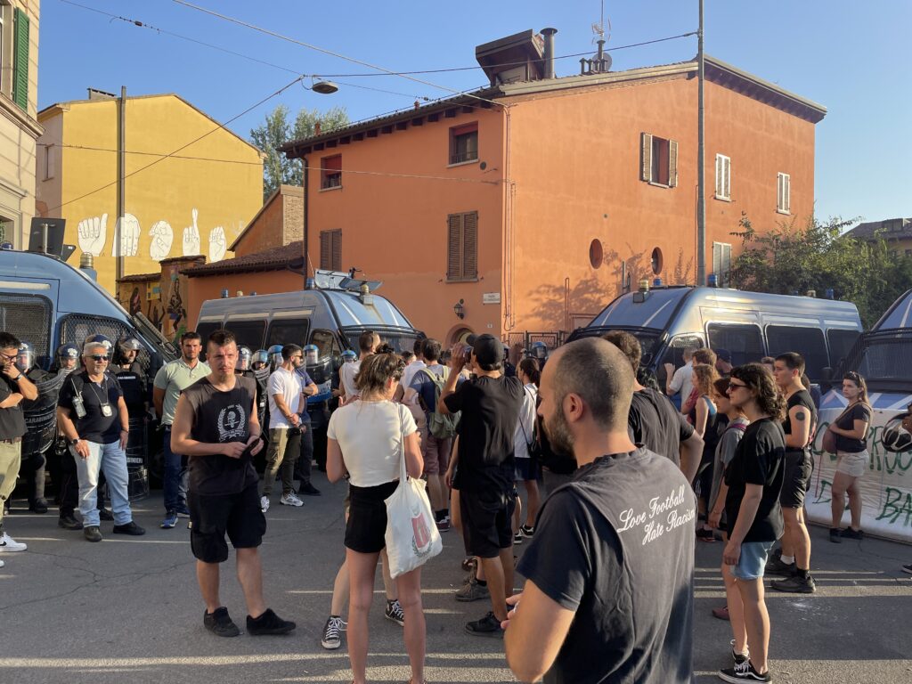 Sgombero dell’ex caserma Masini: attivisti sul tetto