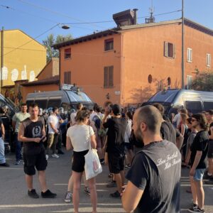 Sgombero dell’ex caserma Masini: attivisti sul tetto