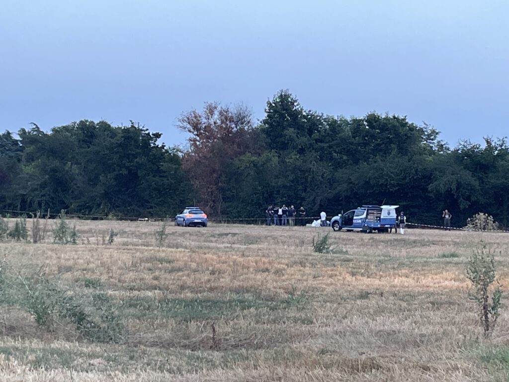 Giallo sul ritrovamento del corpo di un giovane in un campo della periferia bolognese