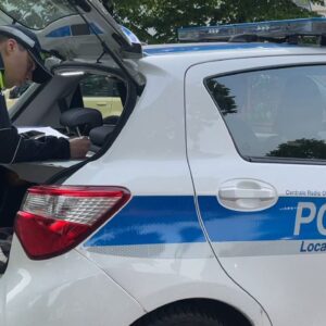 Ruba un bancomat e fa shopping, smascherato dalla polizia locale