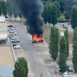 Brucia un camper, i Vigili del Fuoco evitano l’esplosione di una bombola a gas