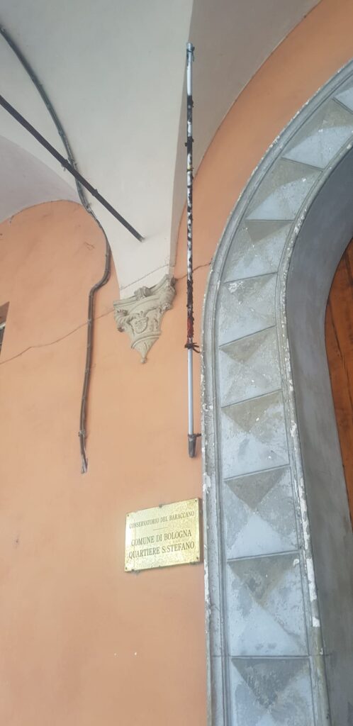 Bruciate bandiere dell’Italia e della Ue al quartiere Santo Stefano