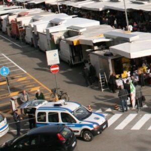 Casalecchio: gli rimuovono l’auto in zona mercato e lui aggredisce tre agenti