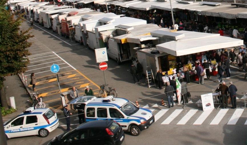 Casalecchio: gli rimuovono l’auto in zona mercato e lui aggredisce tre agenti