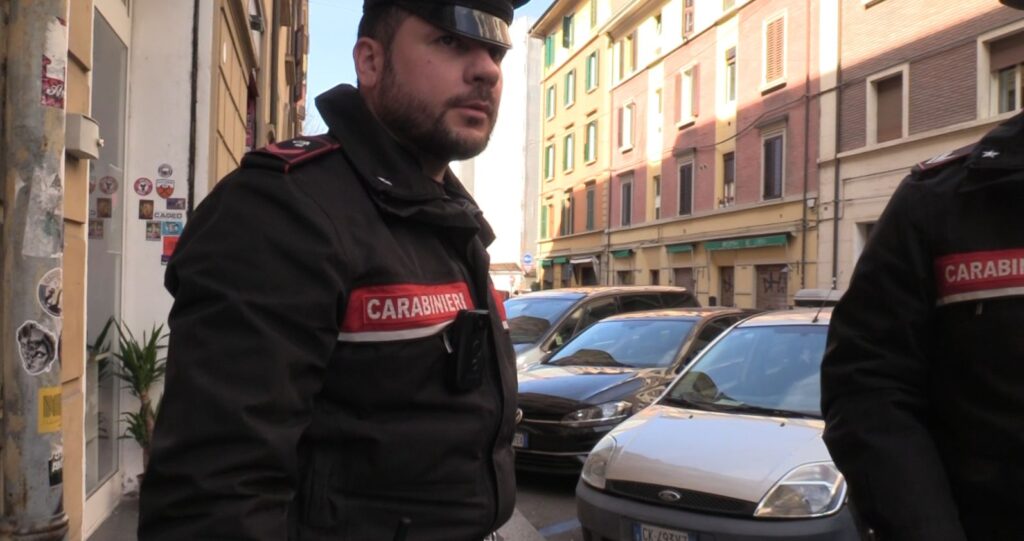 La moglie scopre i suoi tradimenti, lui la picchia