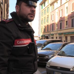 La moglie scopre i suoi tradimenti, lui la picchia