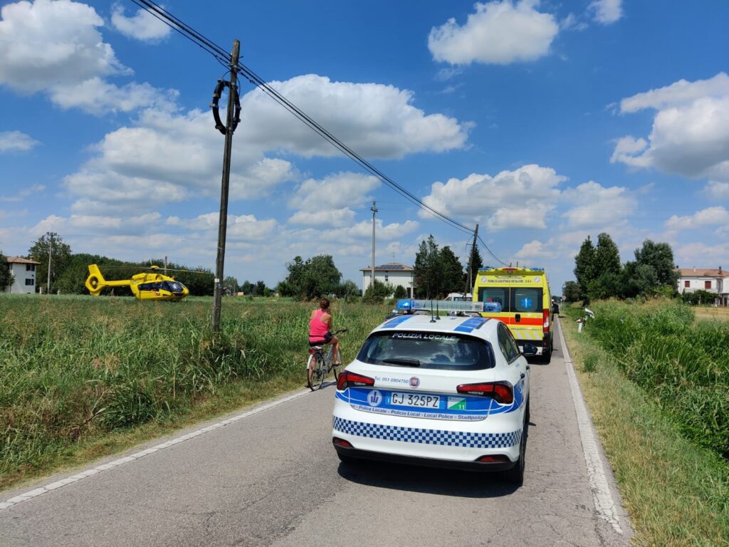 Scontro fra due auto a Pieve di Cento, feriti sei giovanissimi